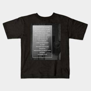 Songs in Spanish: The front part of Andrés Calamaro. Kids T-Shirt